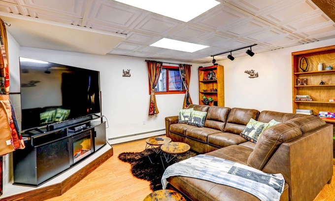 Fairbanks House | Prime Fairbanks Vacation Rental with Spa and Breakfast Included