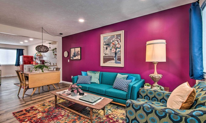 Normal House | Prime Location House - 9 Mi From Route 66 with Spa & Kitchen