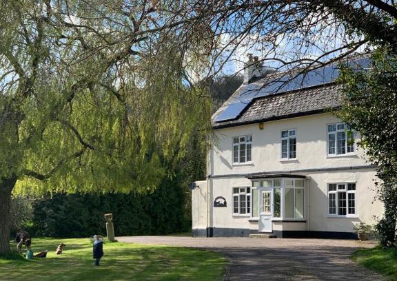 Honiton House | Serene Country Escape: The Lookout with Hot Tub & Garden