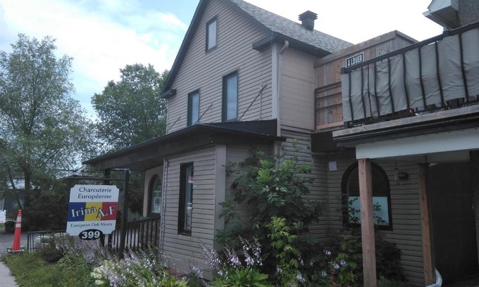 Hull Apartment | Convenient Ocean View Studio & Private Rooms Await You