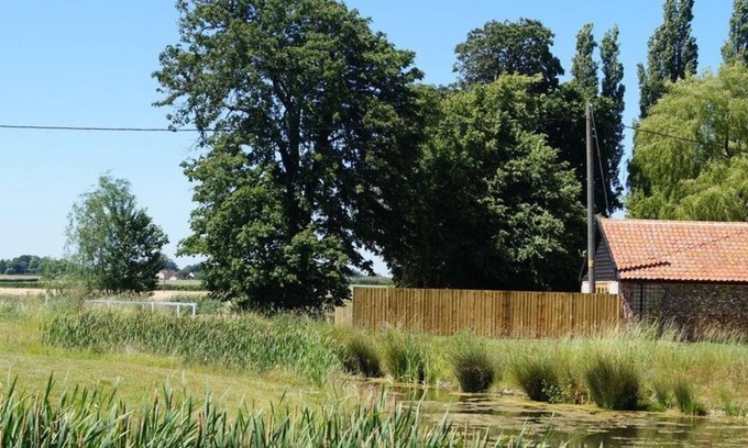 Diss Cottage | Idyllic Suffolk Retreat: Pet-Friendly with Pool & Spa