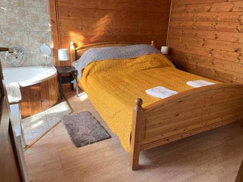 Tiszafured House | Idill Üdülőház: Pet-Friendly Retreat with Ocean Views