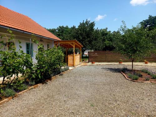 Tiszafured Villa | Idill Cottage Vendégház: Oceanfront Retreat with Spa & Pool
