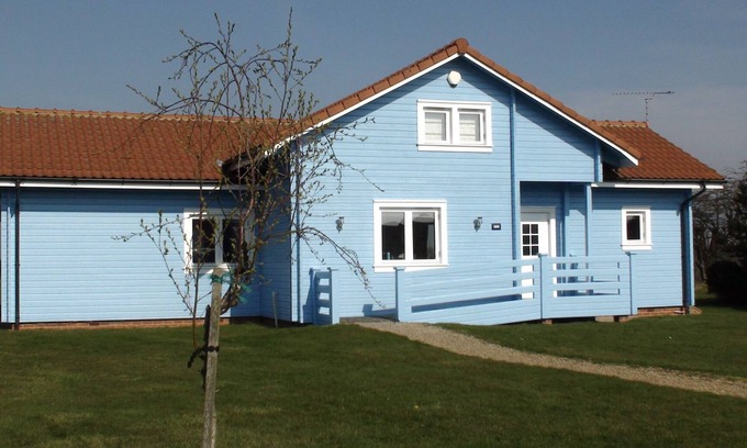 Hopton House | Idre: Serene Scandinavian Lodge with Oceanfront Views