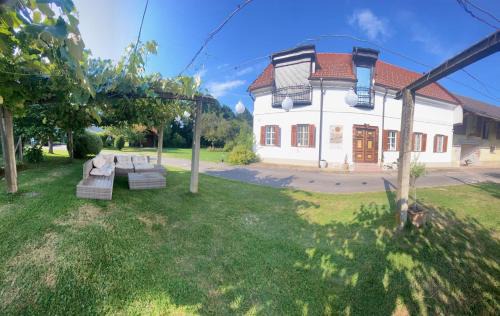 Weitersfeld Apartment | Renovated Apartment in Historic Courtyard - Pet Friendly Stay