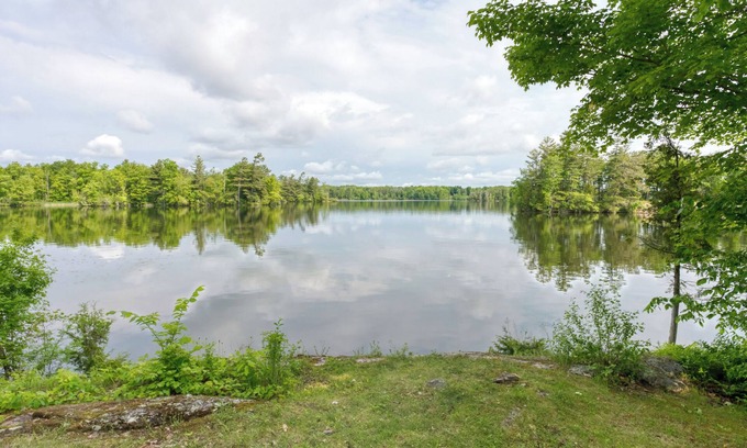 Frontenac Cabin | Idyllic 2-Bed Lakeside Cabin: Comfort for 4, Nature Access!
