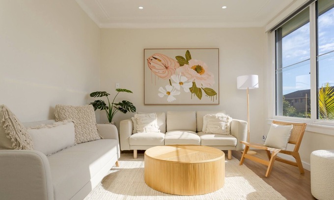 Dee Why House | Cozy 4-Bed Home with Ocean View and Alfresco Area