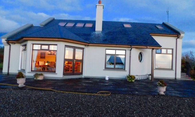 Whitegate House | Unique Lake House Retreat - Guest Rated 9.8, Pet Friendly