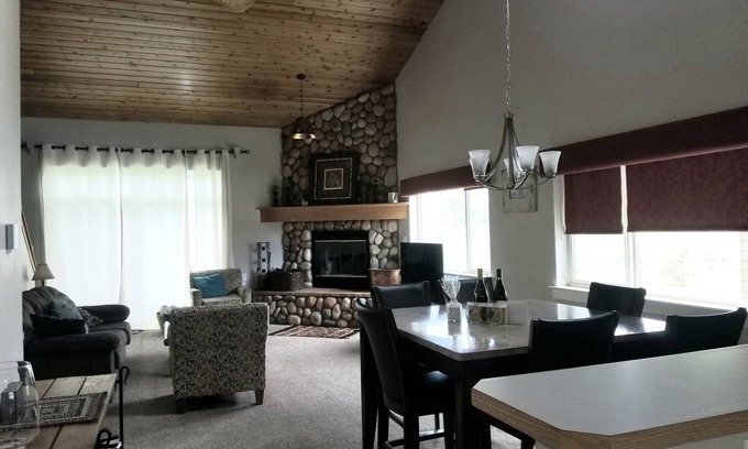 Big Sky House | Exceptional Big Sky Stay: 3-Bed Townhome with Hot Tub