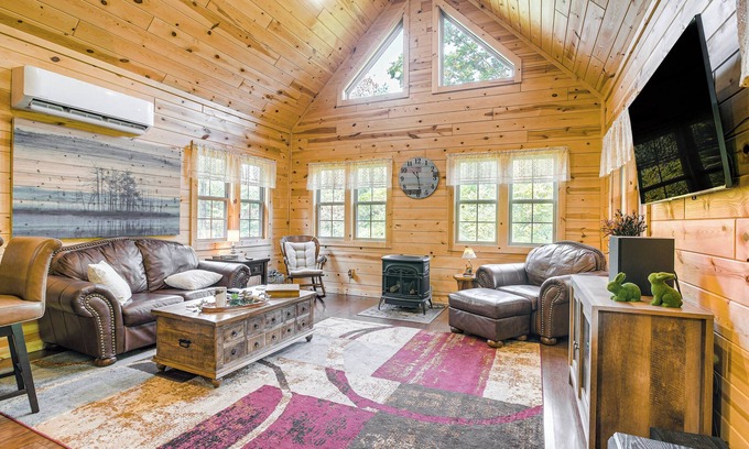Rockbridge Cabin | Serene Escape: Idyllic Cabin with Hot Tub in Hocking Hills