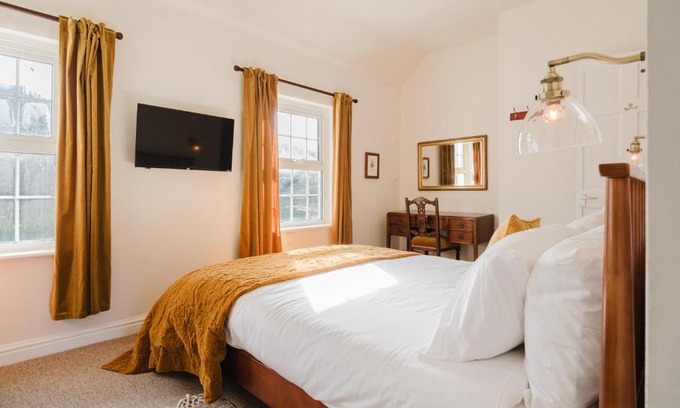 Axford Apartment | Idyllic Foodie Retreat above The Silks Pub!
