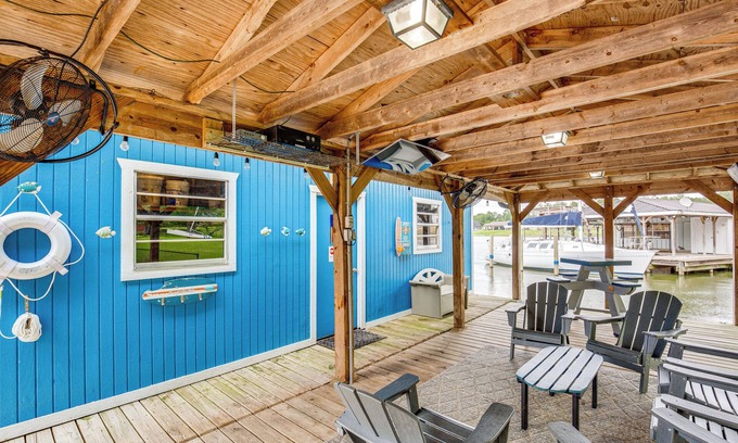Smith County House | Tranquil Lakefront Getaway with Dock & Spa Amenities