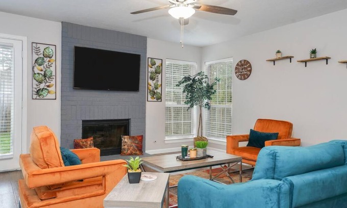 Indian Springs House | Scenic Lakeview Escape with Family-Friendly Dining