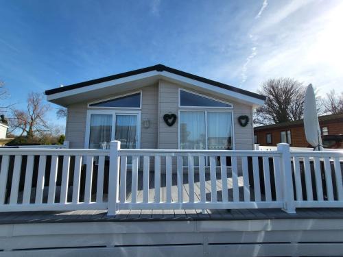 Chichester House | Scenic Lakeview Lodge: Guest Rated 9.3 with Pool & Oceanfront