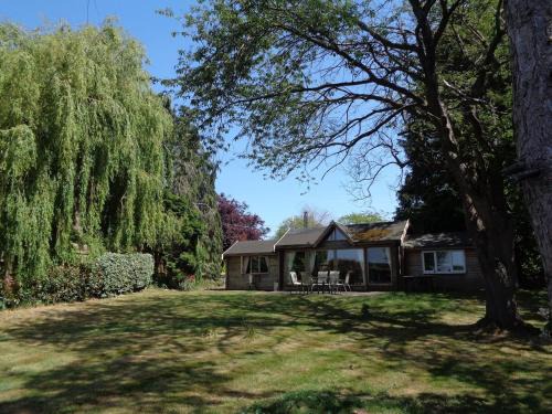 Uckington Apartment | Charming Log Cabin Retreat Near Stratford upon Avon