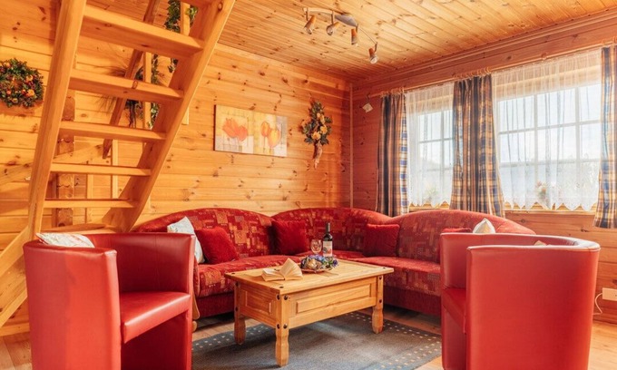 Steina House | Inviting Log Cabin Retreat with Fenced Garden & Pet-Friendly