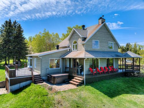 Baie-St-Paul House | Serene Nature Retreat with Hot Tub & Scenic Views