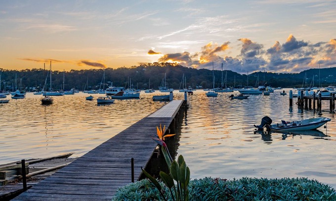 Avalon Beach House | Picturesque 2-Bedroom Cottage with Waterfront Jetty
