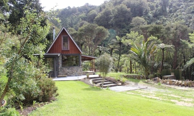 Parapara Cottage | Serene Riverside Retreat with Oceanfront Views & Breakfast