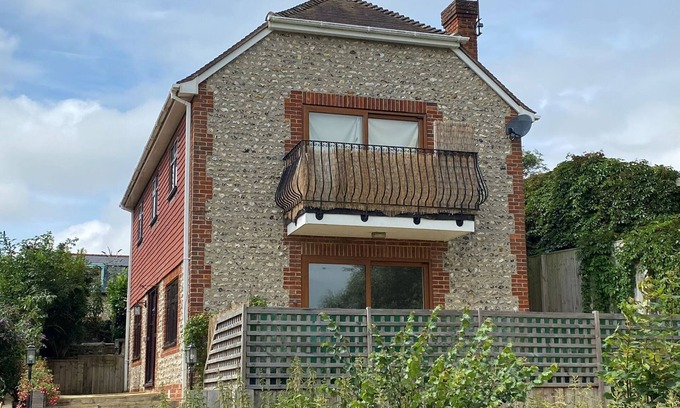 Alfriston House | Pet-Friendly Riverside Cottage with Pool & Spa for 6