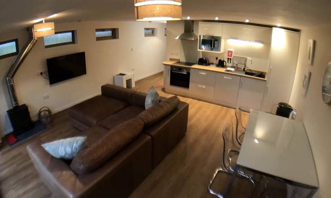Bodenham House | Scenic Riverside Retreat with Family-Friendly Amenities