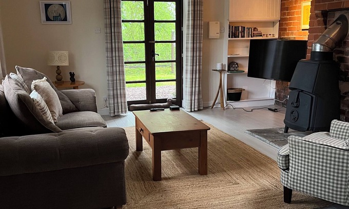 Bodenham House | Riverside Retreat: Family-Friendly Getaway with Top Ratings