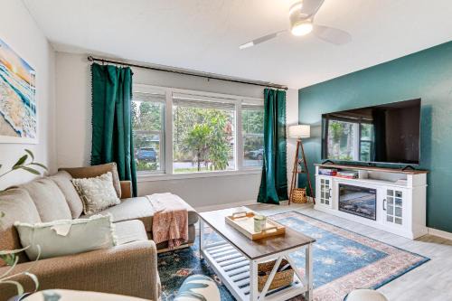 Downtown House | Beautiful Sarasota Home with Yard - 2 Miles to Beach!