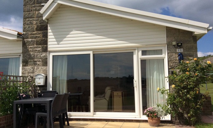 Freshwater House | Coastal 2-Bed Bungalow with Ocean View & Free Wi-Fi