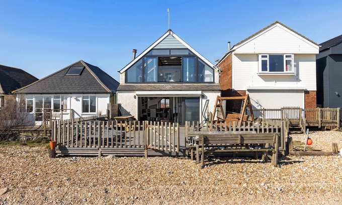 Pevensey House | Beachfront Escape: Ideal Family Retreat with Ocean View