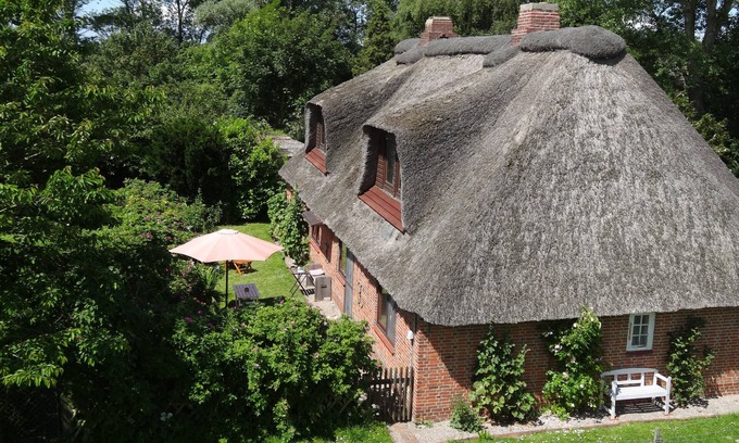 Oldenswort House | Idyllic thatched house directly on the Eider dike for 2 to 10 people