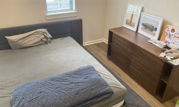 Kessler House | Urban Retreat: Modern Downtown Dallas Stay for Families & Pets