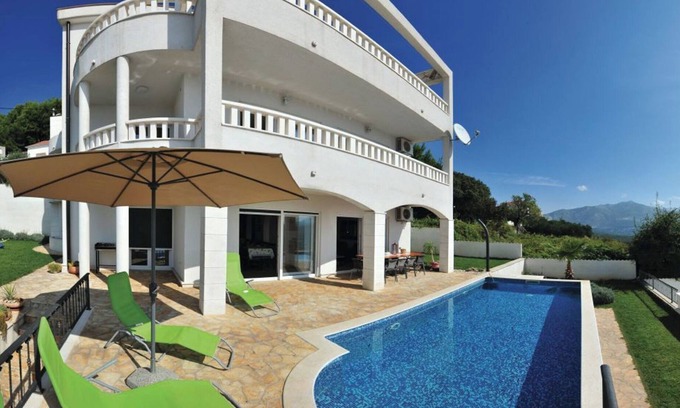 Solin Villa | Idyllic Villa with Pool & Ocean View near Split - 10/10 Rating