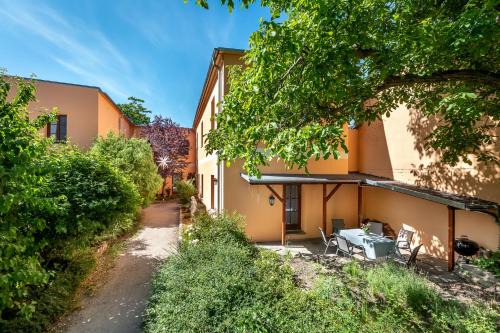 Hohenschoenhausen House | Enchanting Retreat in the Heart of Berlin, Child Friendly