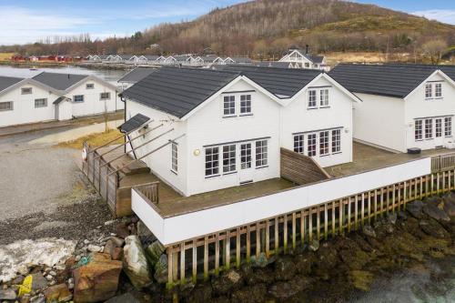 Tverlandet House | Scenic Oceanfront Haven: Idyllisk sjøhus på Naurstad