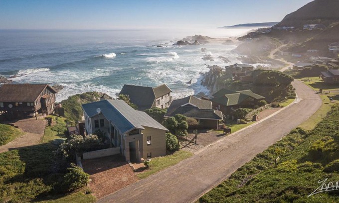 Eersterivierstrand House | Oceanfront Igna: Family-Friendly Retreat with Ocean Views