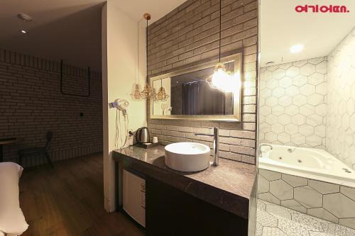Dongnae District Hotel | Budget-Friendly Ignis Hotel: 8.5/10 Reviews & Breakfast Included