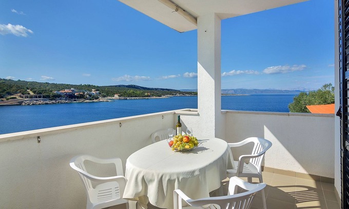 Pokrivenik Apartment | Igor Hotel: Steps from the Beach with Ocean Views