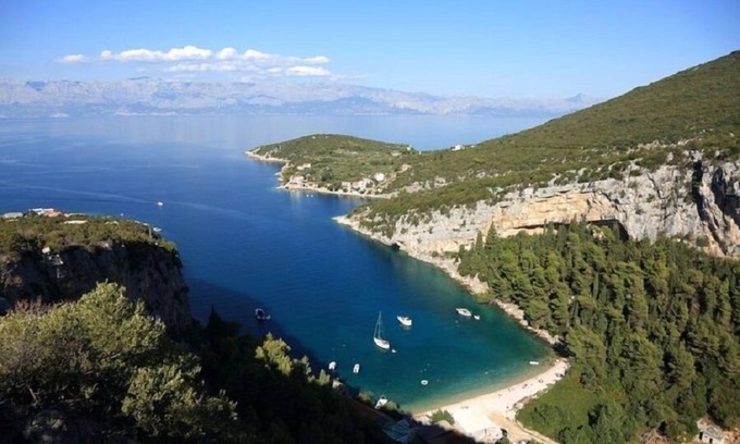Pokrivenik Apartment | Igor Hotel: Steps From Beach with Pet-Friendly Amenities