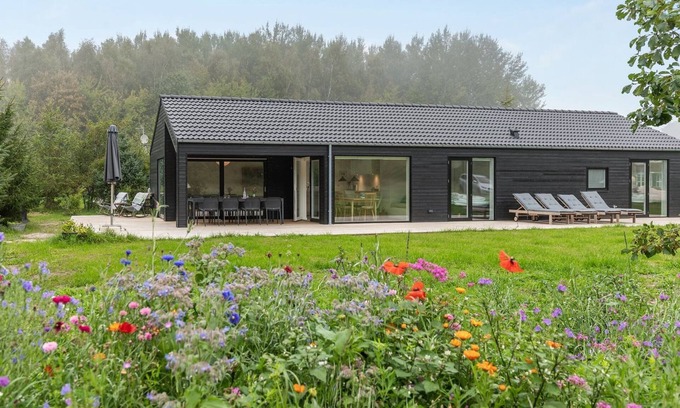 Oster Somarken House | Cozy Oceanfront Retreat "Iivo" Steps from the Sea