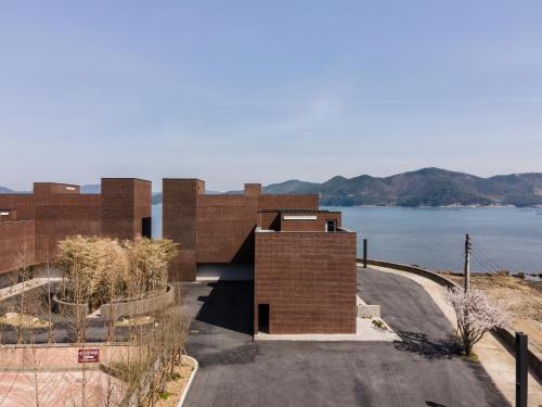 Namhae Hotel | Beautiful IJE Namhae: Oceanfront Views & Hot Tub Retreat