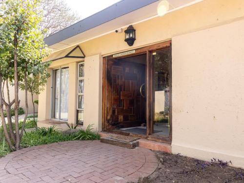 Mahikeng House | Welcoming Ikhutse Manor Guesthouse with Hot Tub & Kitchen