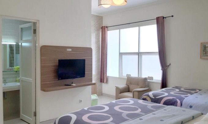 Gubeng House | Discover Ikiru to Live: Family-Friendly with Kitchen Amenities