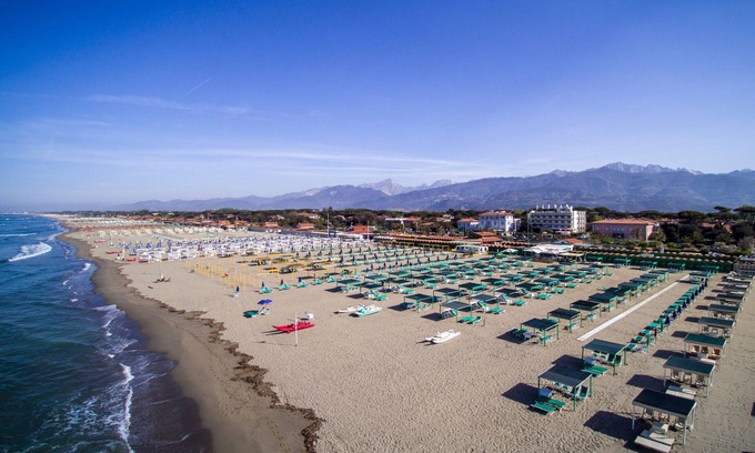 Lido di Camaiore Apartment | Beachside Retreat: Il Bacco with Ocean Views & Pool