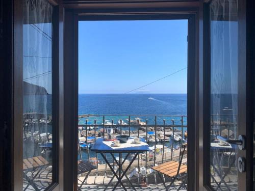 Malfa Apartment | Oceanfront Retreat at Il Balcone sul molo di Malfa