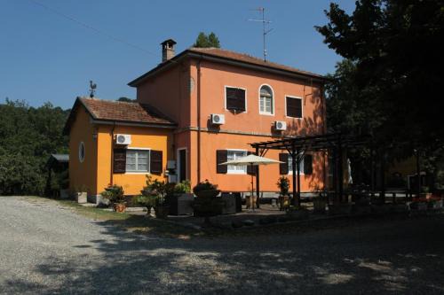 Casteggio House | Discover Il Biancospino: Pet-Friendly with Top Amenities