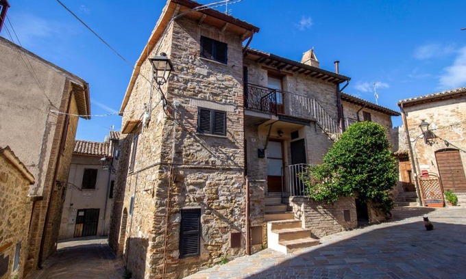 Bevagna Apartment | Top-Rated Il Borgo Divino with Breakfast in Bevagna