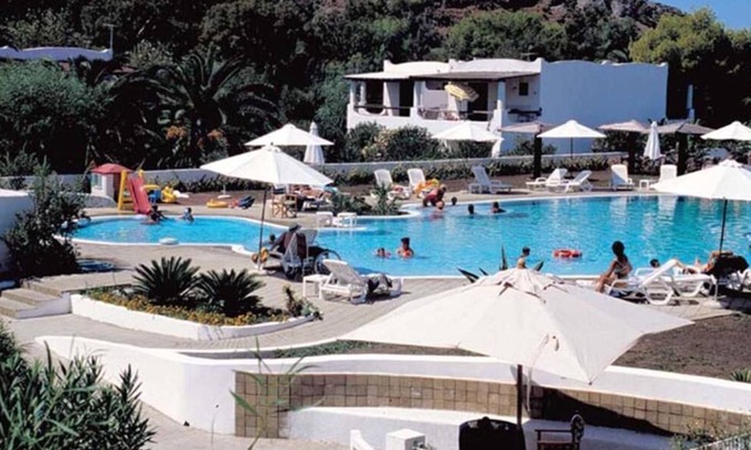 Vulcano Porto Bed & Breakfast | Inviting Il Caimano B&B with Oceanfront Pool & Spa