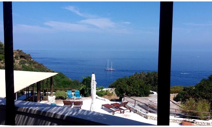 Le Forna Bed & Breakfast | Cozy Il Cigno B&B: Oceanfront Stay with Breakfast Included