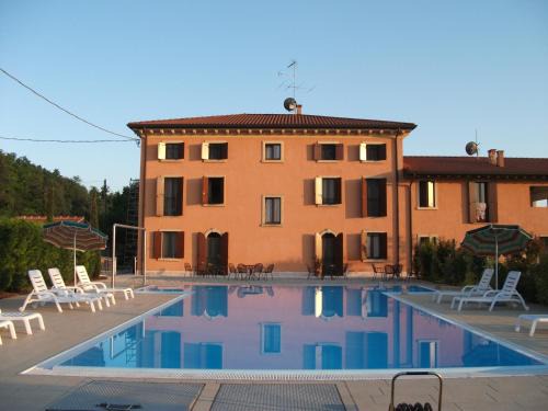 Valeggio sul Mincio House | Discover Il Cigno: Family-Friendly Hotel with Pool & Hot Tub