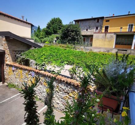 Clusane Apartment | Discover Il Cortile: Pet-Friendly Stay with Top Amenities